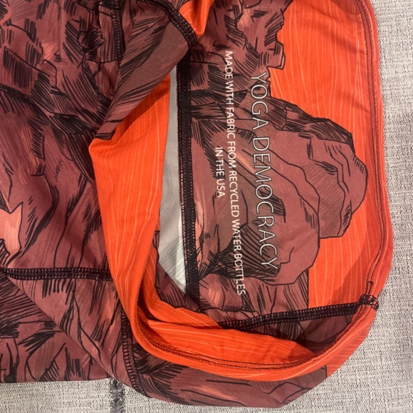 Yoga democracy full length leggings, size medium, red rocks pattern. - Picture 5 of 8